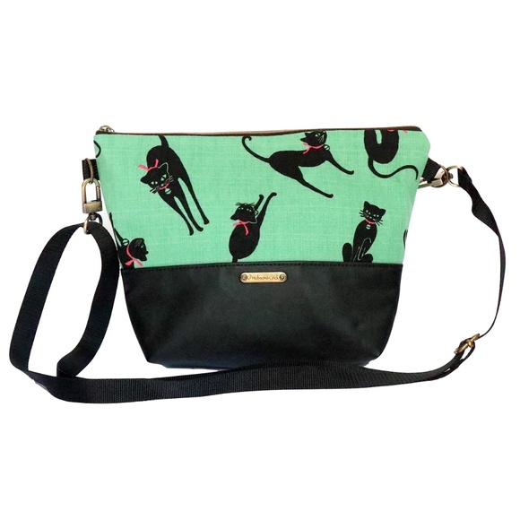 Small handcrafted lightweight zippered convertible handbag - Picture 1 of 5